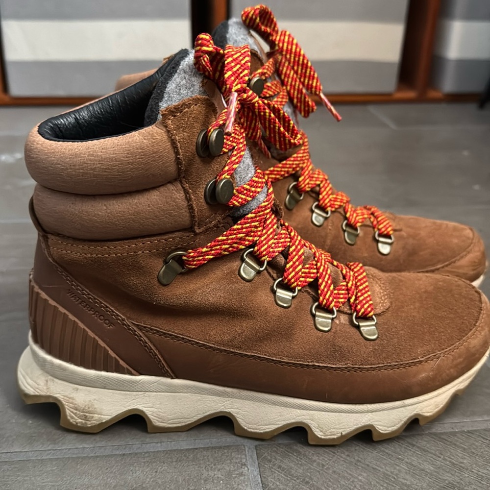 Sorel Women’s Kinetic Conquest boots size 8